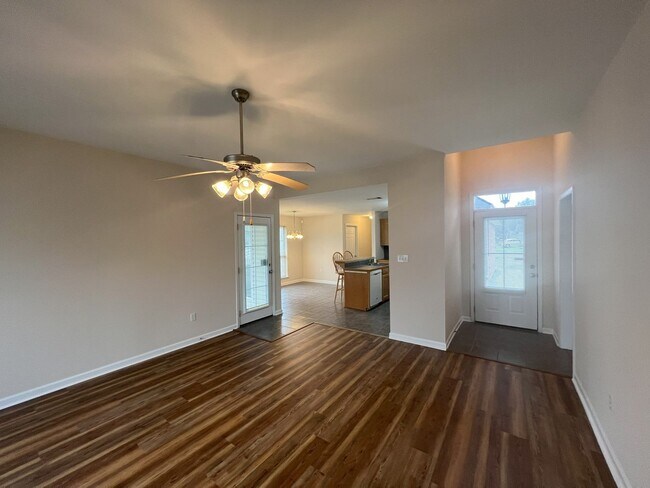 Building Photo - Beautiful Well Maintained home in South Point