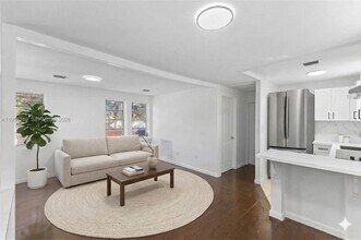 Building Photo - 1408 SW 19th Ter