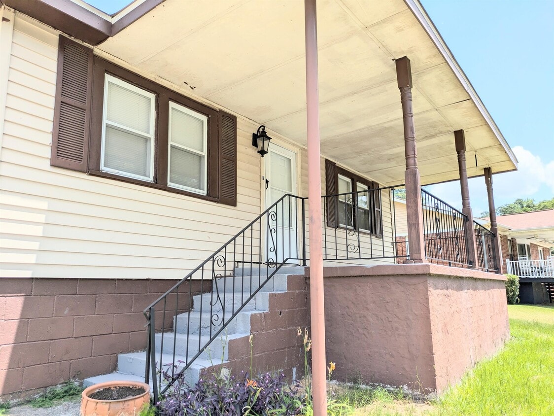 Primary Photo - 1081 Veal St SW
