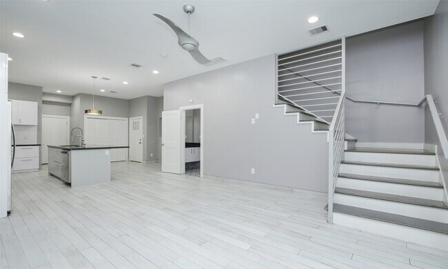 Building Photo - 309 E 43rd St