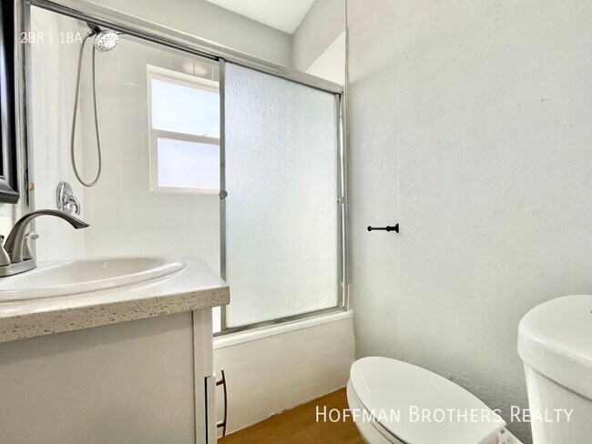 Building Photo - 1217 1/2 Wilton Pl-A