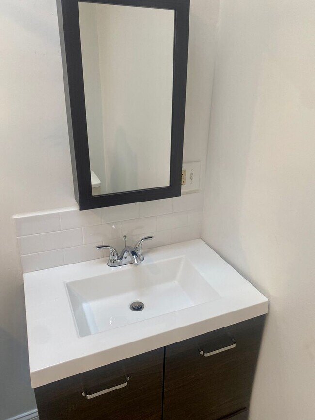 Foto del edificio - Newly Renovated 4BED 1.5BTH / Stainless Steel Appliances & Washer/Dryer Hookup!