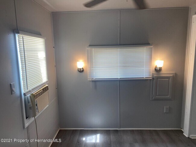 Foto del edificio - 9347 Bob Cat Dr