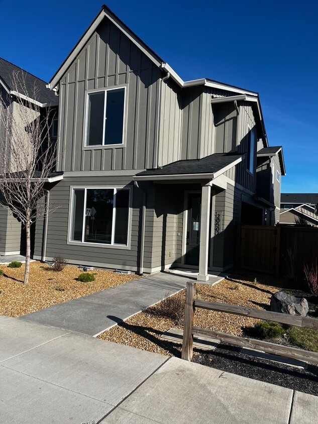 Foto principal - 3 Bedroom / 2.5 Bathroom Townhome in SE Bend