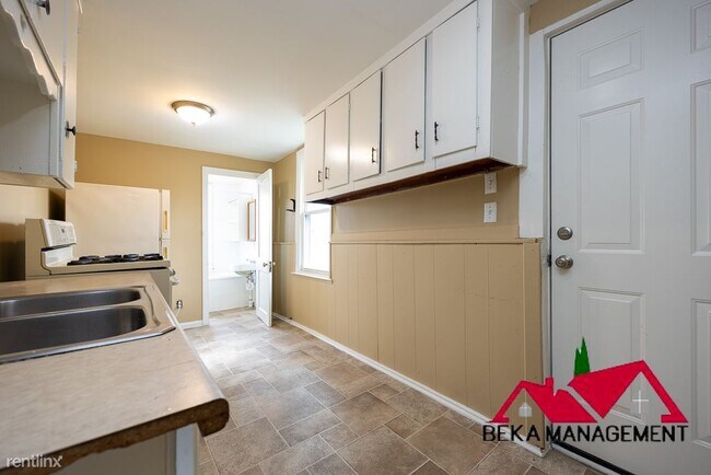 Foto del edificio - 2 br, 1 bath Triplex - 19336 Martin Rd Apt 3