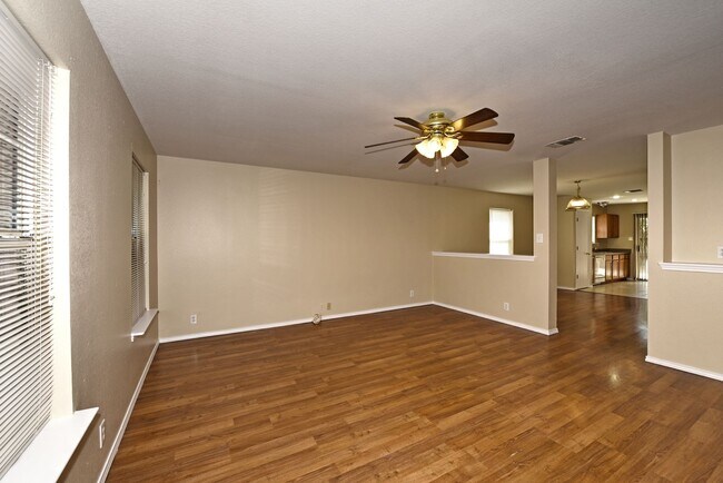 Foto del edificio - GREAT LOCATION: 1604 & SHAENFIELD  |  3 BE...
