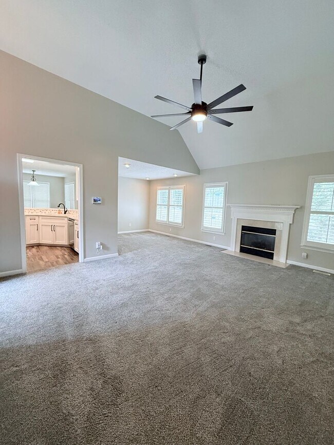 Building Photo - 31 White Oak Dr SE