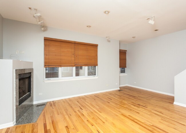 Foto del edificio - 2427 N Clybourn Ave