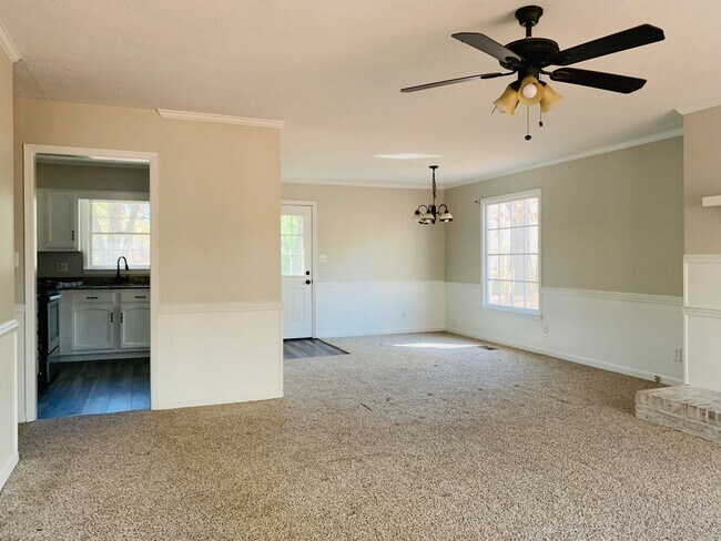 Building Photo - Welcome home! 3 bed, 2 full baths, 2 car g...