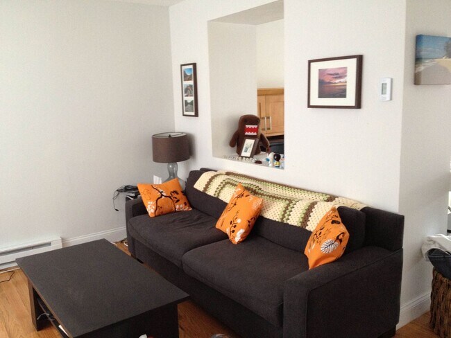 Building Photo - Great 2 Bedroom 1 Bath Close to the Green Line