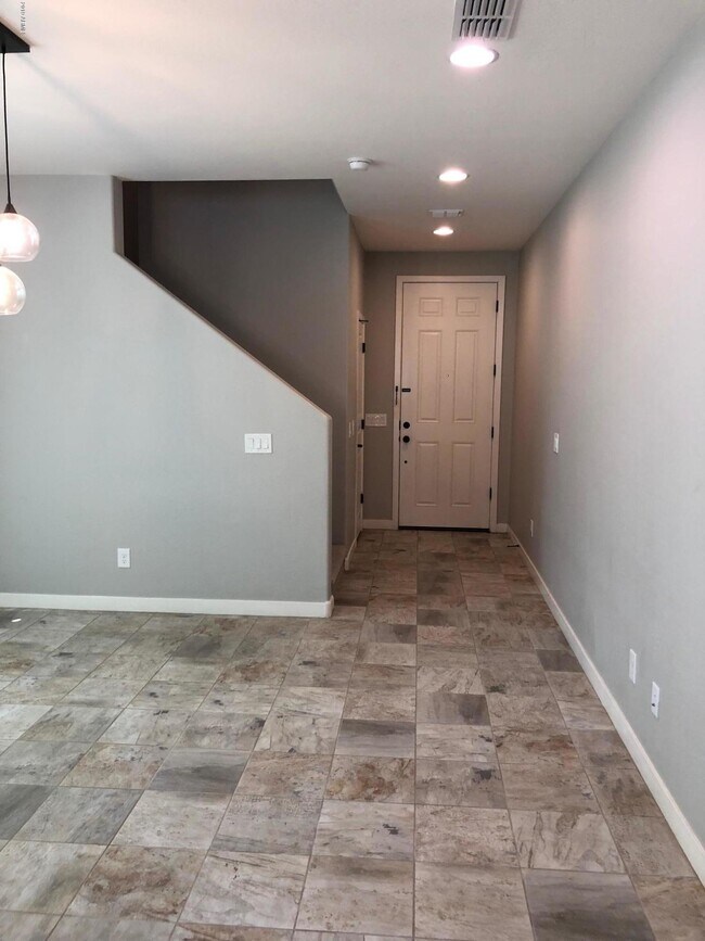 Building Photo - 125 E Chelsea Ln