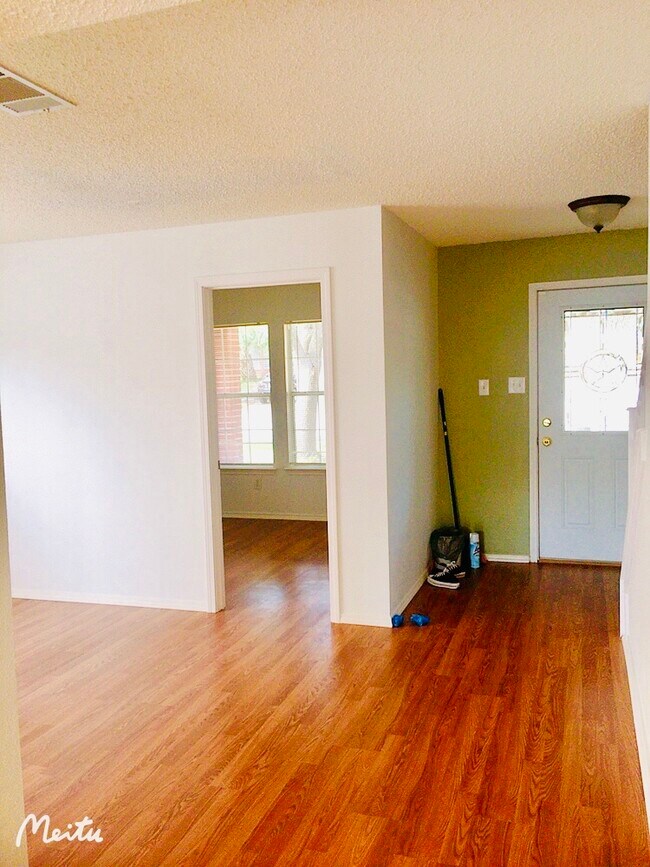 The 1st bedroom is at the right hand of the entrance - 1904 Carriage Club Dr