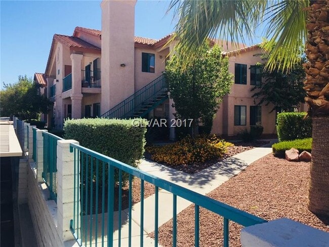 Foto del edificio - A Cozy 2 bedroom 2 bathroom with patio dow...