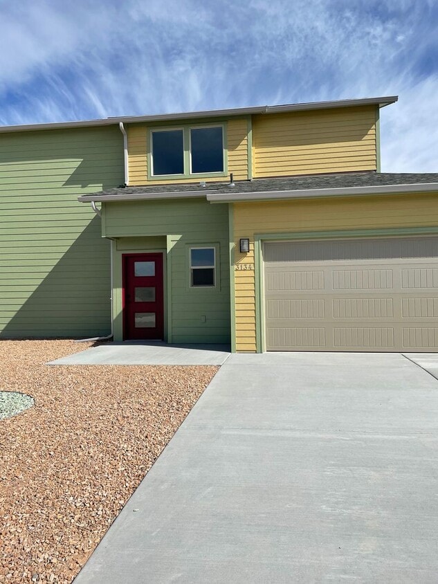 3 Bedroom/2 1/2 bath, 2 car garage availab... - 3 Bedroom/2 1/2 bath, 2 car garage availab...