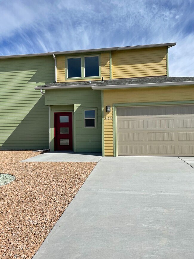 Foto del edificio - 3 Bedroom/2 1/2 bath, 2 car garage availab...