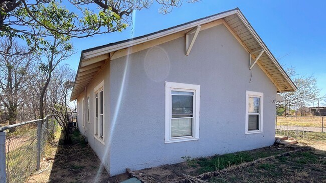 Foto del edificio - Charming 2BR/1BA Corner Lot Home with Shop & Fenced Yards