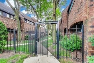 Building Photo - 821 S Racine Ave