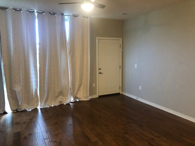 Drapes can remain if renter chooses. - 1124 Litton Ave
