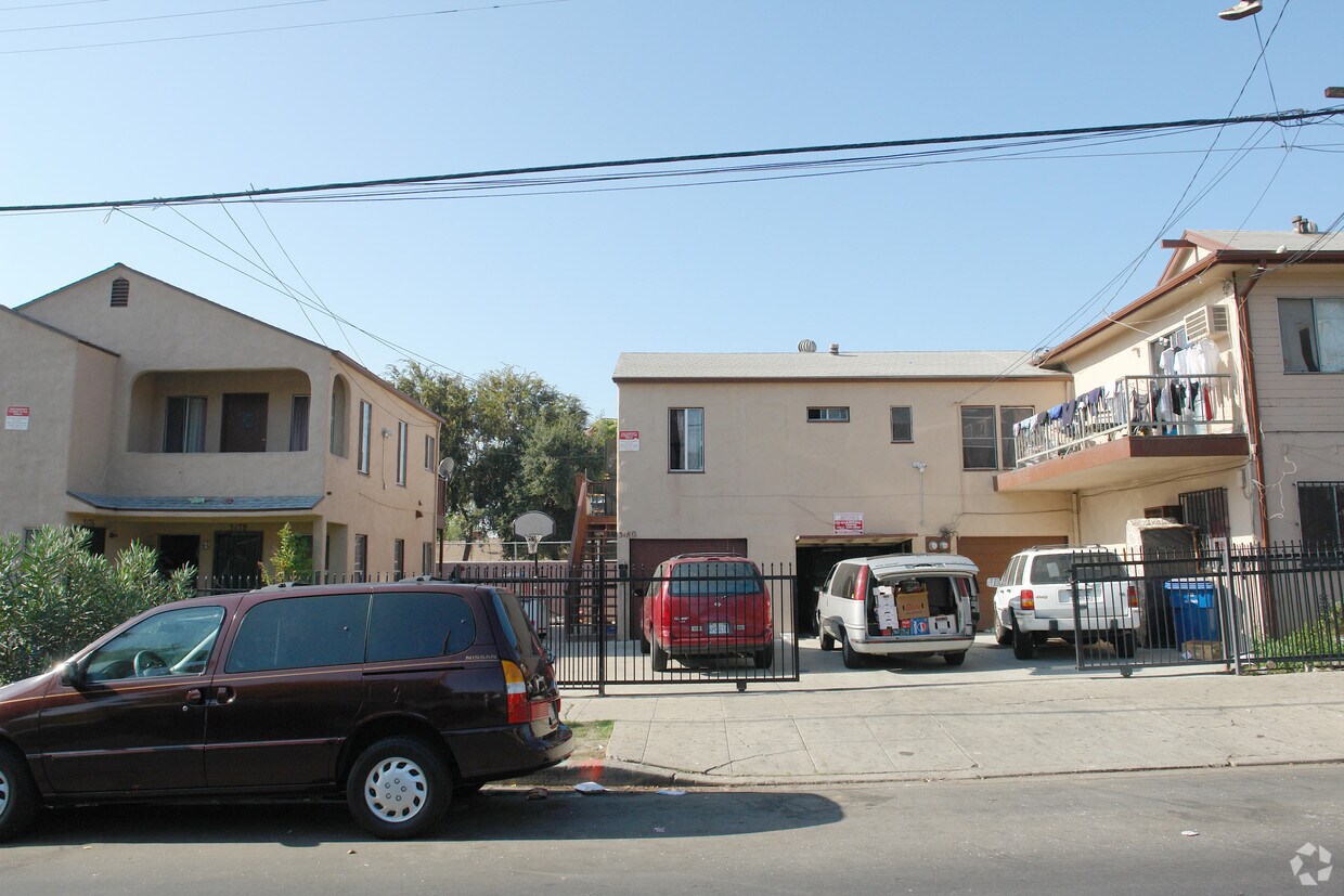 Foto del edificio - 5 Unit Apartment + 1 Nonconforming