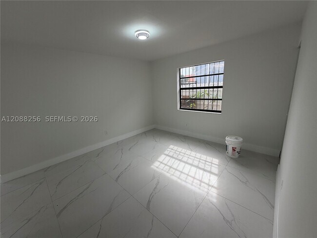 Foto del edificio - 595 E 8th St