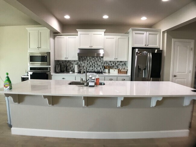 Building Photo - Luxury finishes throughout the home - 3 Be...