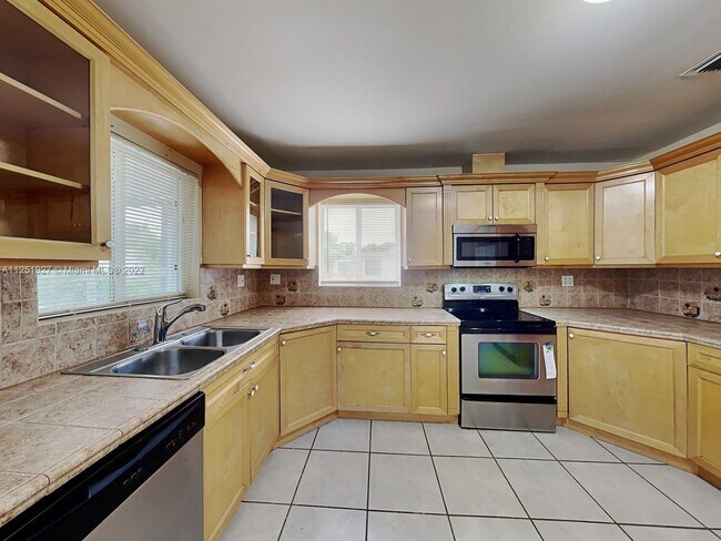 Foto del edificio - 6740 SW 10th Ct