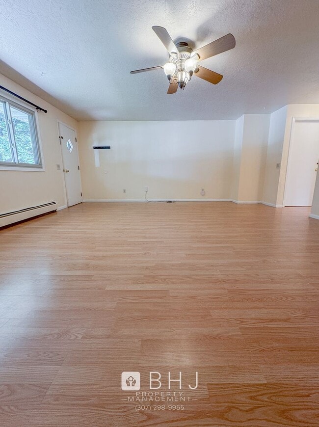 Foto del edificio - UTILITIES INCLUDED! Large 3 bed/ 1.5 bath on Demple Street