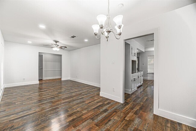 Building Photo - 735 Reseda Dr