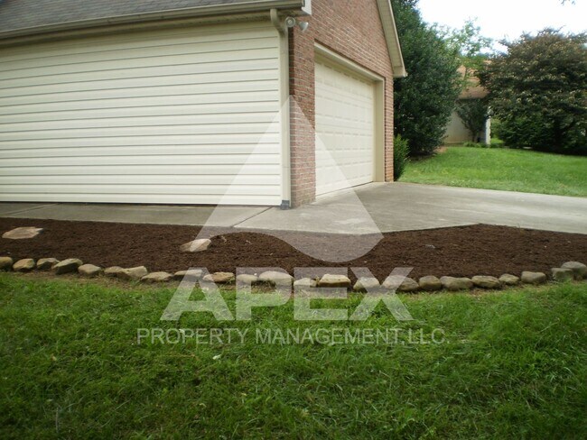 Building Photo - Beautiful 4 Bd | 2.5 Ba Single Family home with 2-Car Garage in West Knox!