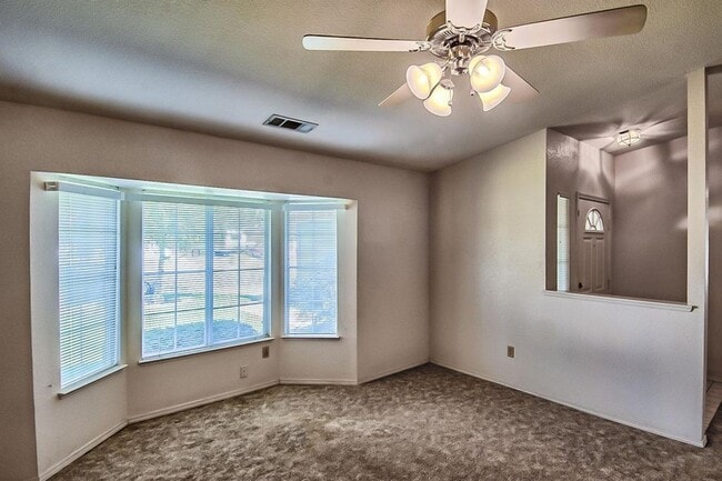 Building Photo - Ravenwood Home off of Shasta View
