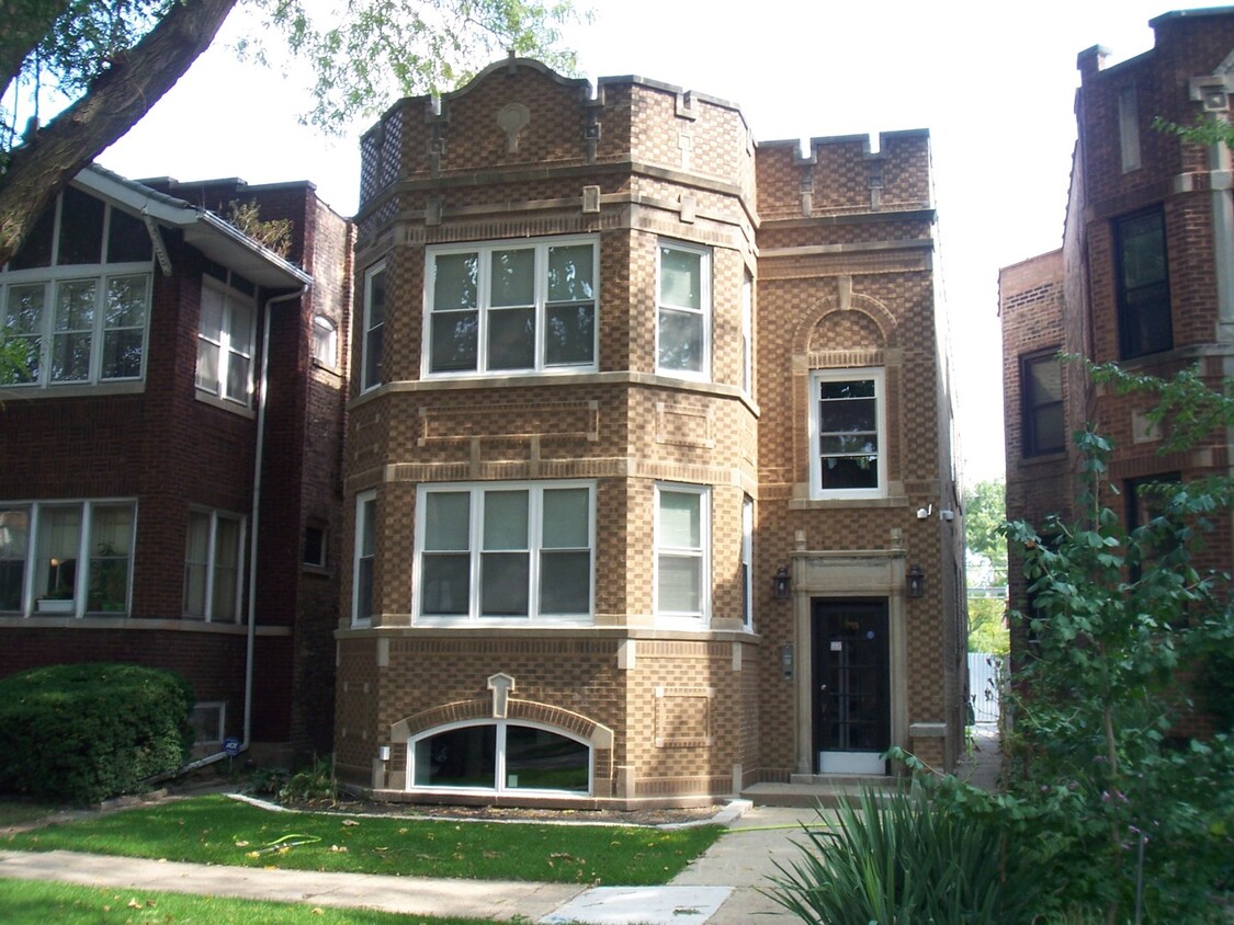 Primary Photo - 5915 N Artesian Ave