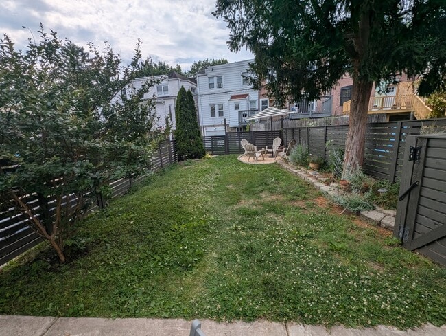 Building Photo - 7044 Lincoln Dr