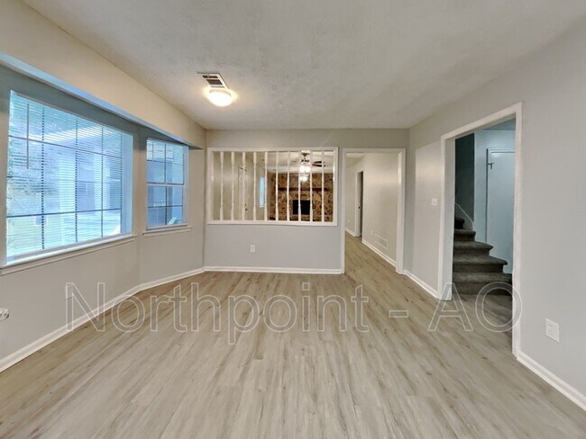 Foto del edificio - 2870 Woodhollow Ln