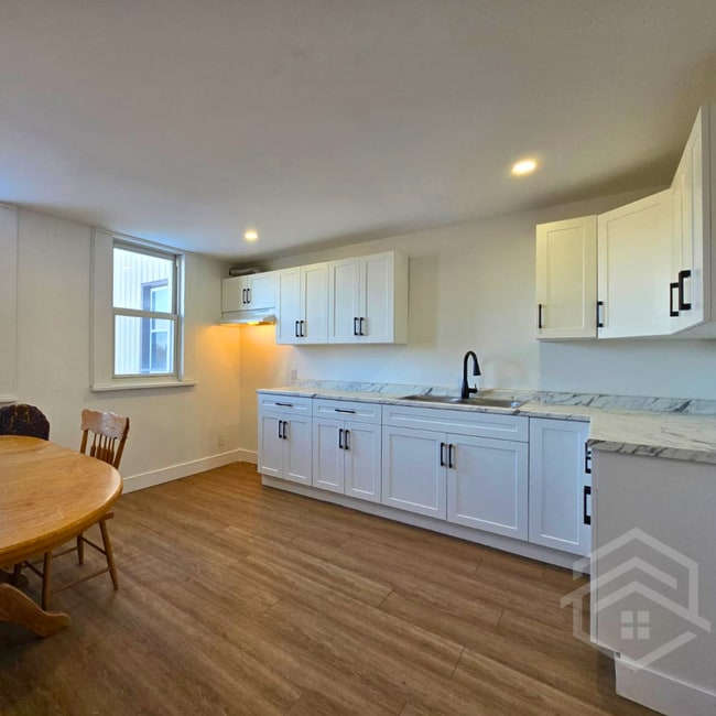 Photo du bâtiment - 1-Bedroom unit Available in Aylmer!!