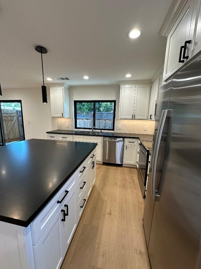 Foto del edificio - 2355 Cory Ave
