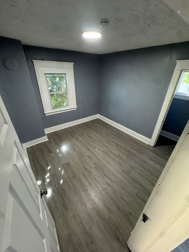 Building Photo - Charming 3-Bedroom Property in Prime Location (SECTION 8 VOUCHERS ACCEPTED)