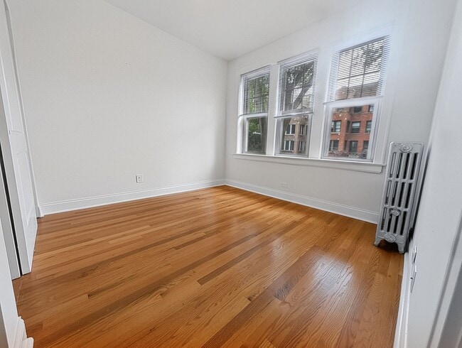Building Photo - Bright and Sunny Updated 3-bed/1-bath near Loyola