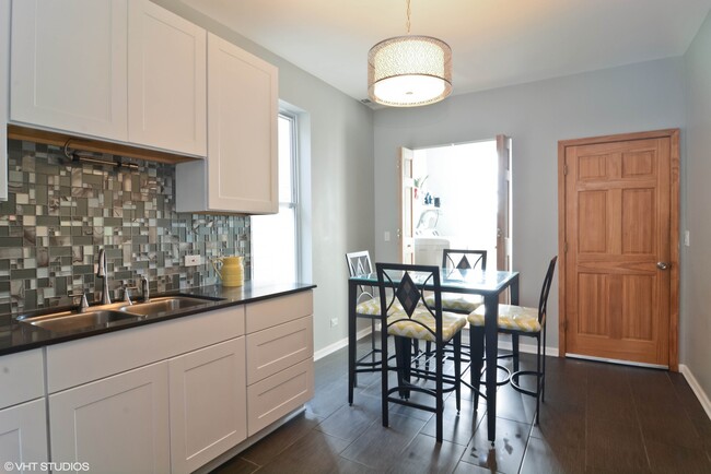 Foto del edificio - 3747 W Diversey Ave