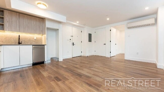 Building Photo - Montrose Avenue