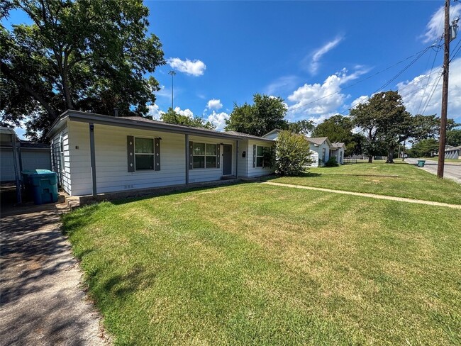 Building Photo - 910 S Austin St