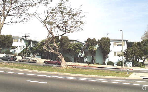 Building Photo - 4851 San Vicente Blvd