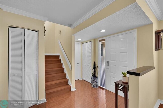 Building Photo - 11325 Lakeview Dr