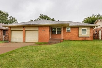 Building Photo - 2108 Henderson Dr
