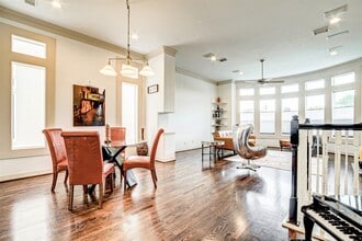 Building Photo - 1515 Hyde Park Blvd