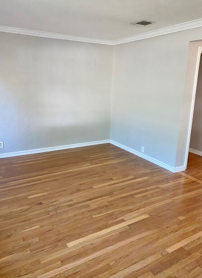 Building Photo - 3 BED/2BATH BUNGALOW IN ARLINGTON HEIGHTS!