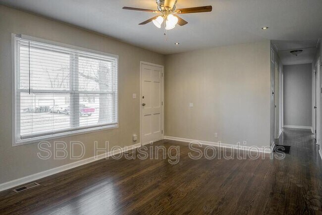 Building Photo - 1214 N Vista Dr