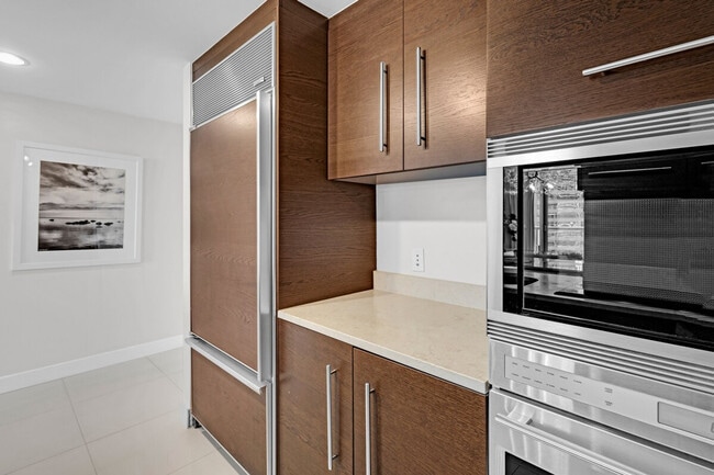 Building Photo - 609 Brickell Ave