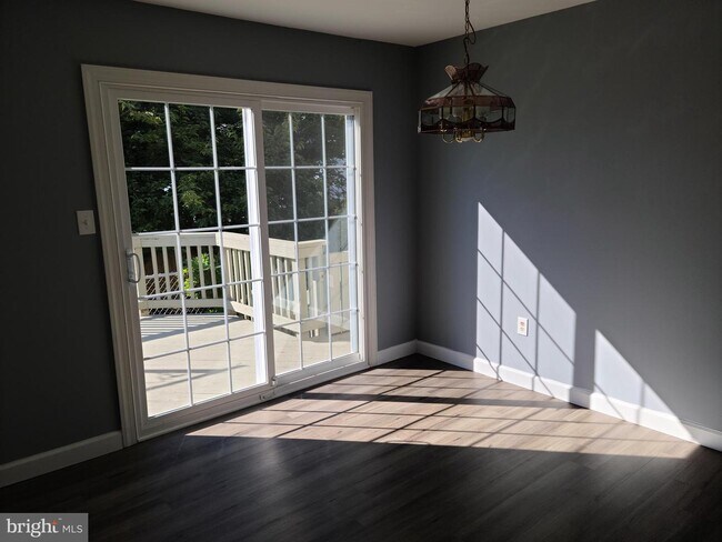 Foto del edificio - 219 Wintergreen Ln
