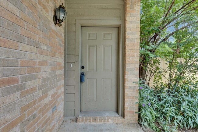 Building Photo - 1008 Balanced Rock Pl