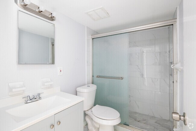 1 habitación, 1 baño - 800 pies cuadrados - Baño - Eastbrook Apartments